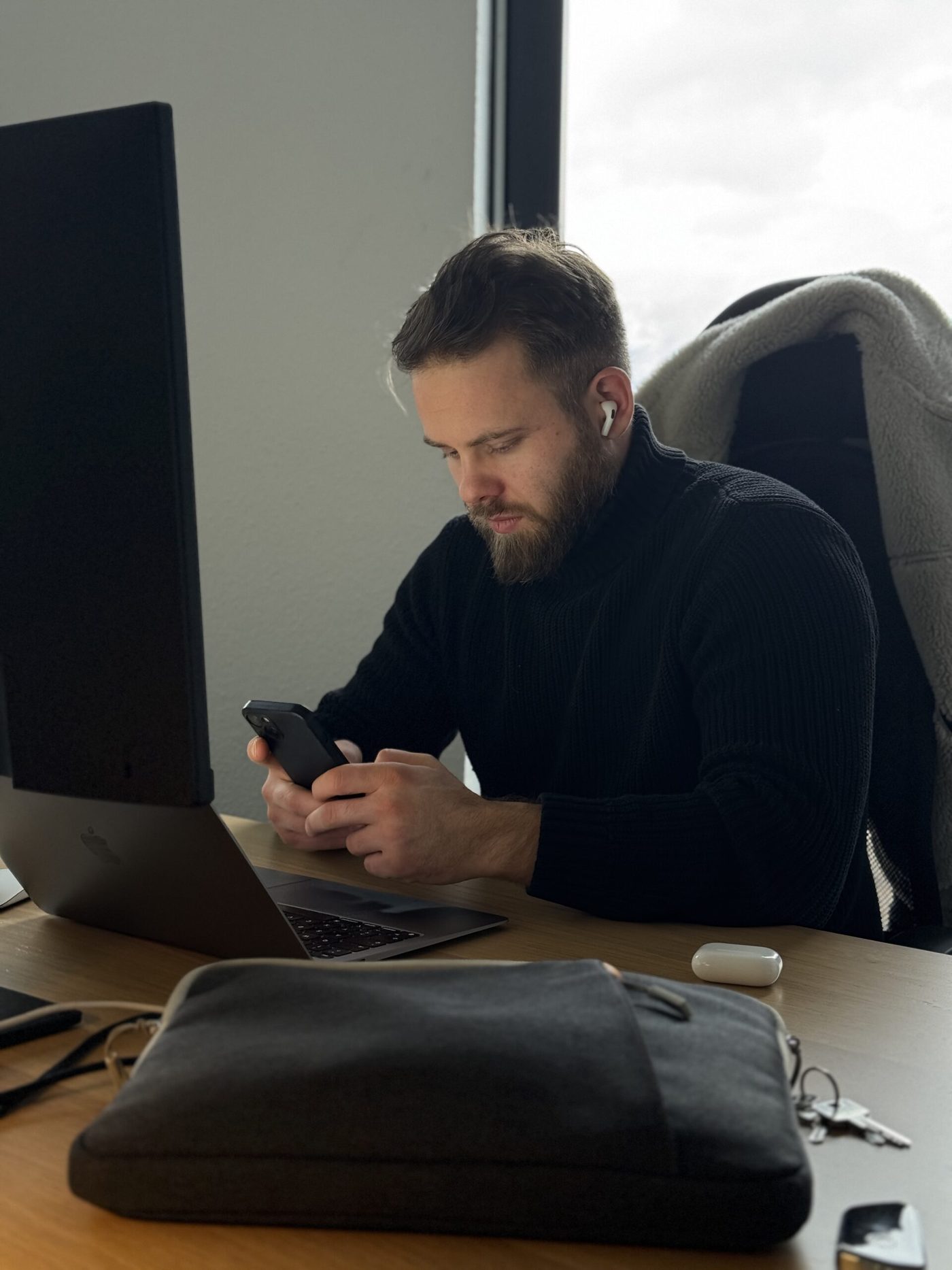 Denis Treter an seinem Arbeitsplatz
