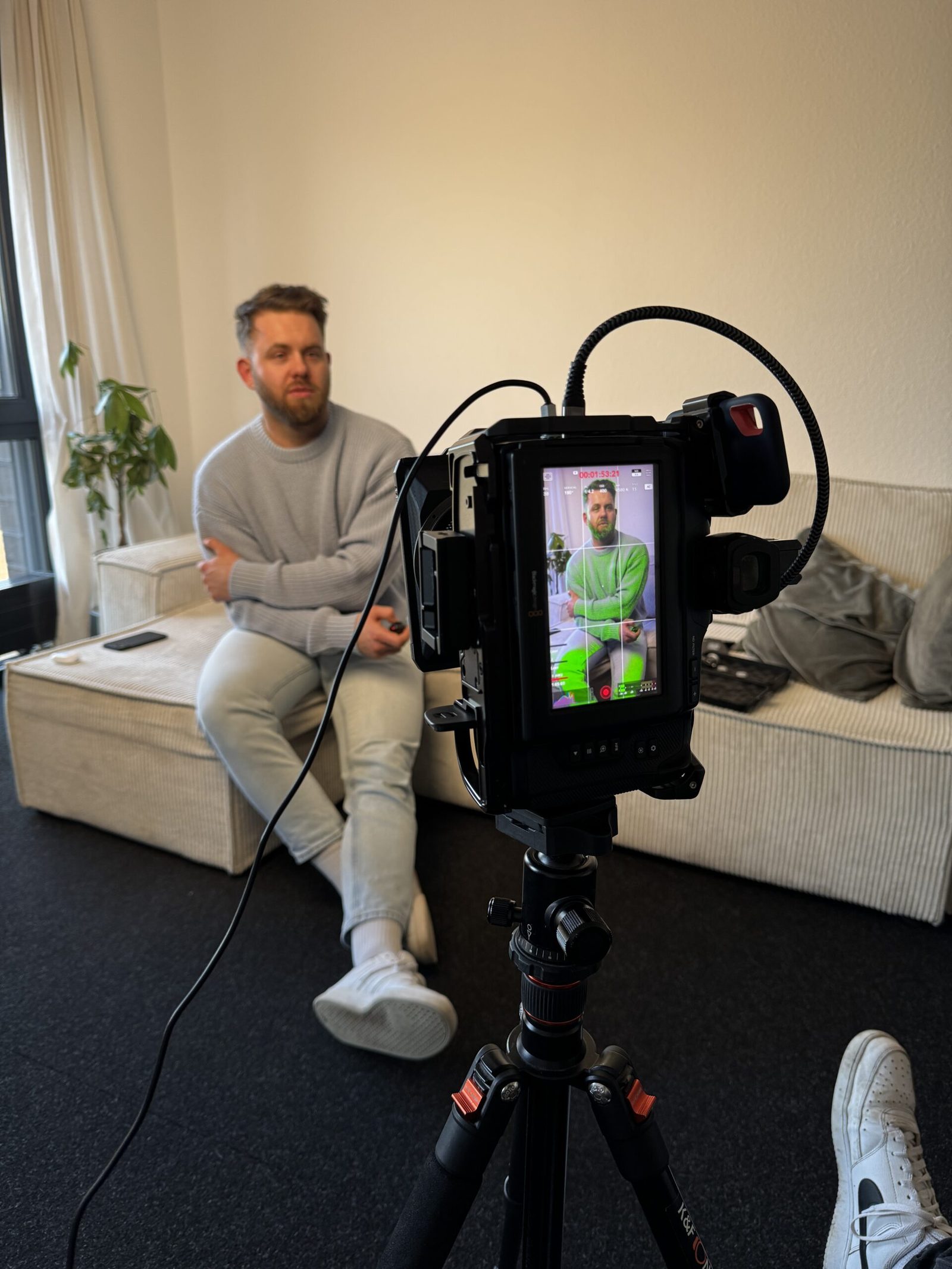 Denis Treter bei der Aufnahme eines Videos für seinen organischen Kanal